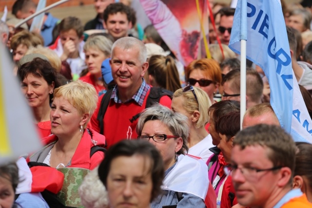 IV pielgrzymka z Hałcnowa dotarła do Łagiewnik - część pierwsza