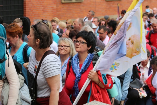 IV pielgrzymka z Hałcnowa dotarła do Łagiewnik - część pierwsza