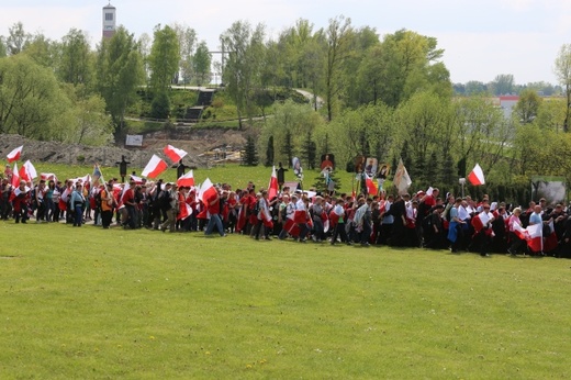 IV pielgrzymka z Hałcnowa dotarła do Łagiewnik - część pierwsza