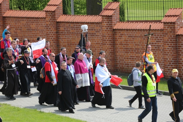 IV pielgrzymka z Hałcnowa dotarła do Łagiewnik - część pierwsza