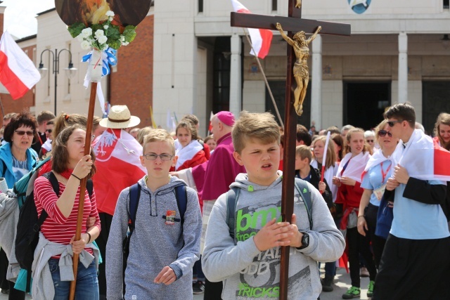 IV pielgrzymka z Hałcnowa dotarła do Łagiewnik - część pierwsza