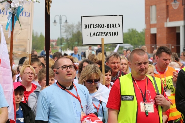 IV pielgrzymka z Hałcnowa dotarła do Łagiewnik - część pierwsza