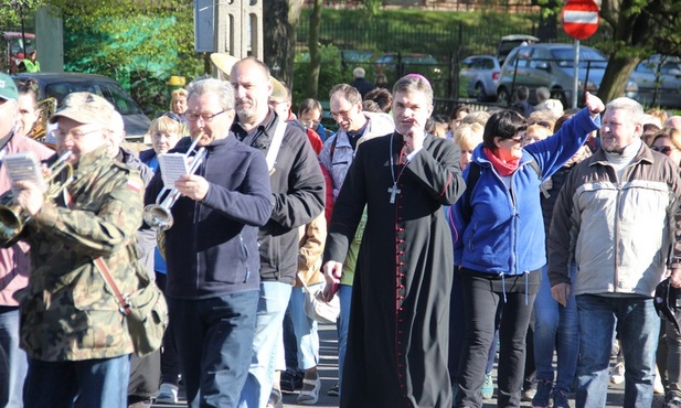 Po Mszy św. bp Zieliński odprowadził pielgrzymów wyruszających do Wejherowa