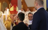 Młodzi parafianie przyjęli sakrament bierzmowania przed obrazem Miłosiernego