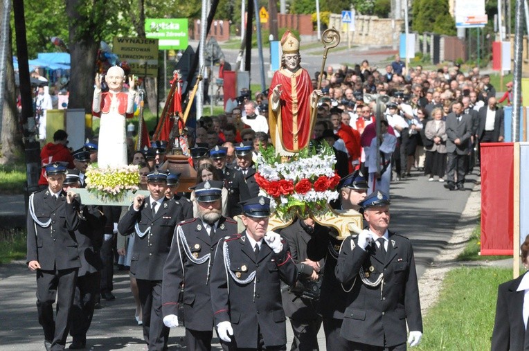 Strażacy niosą figurę św. Stanisława