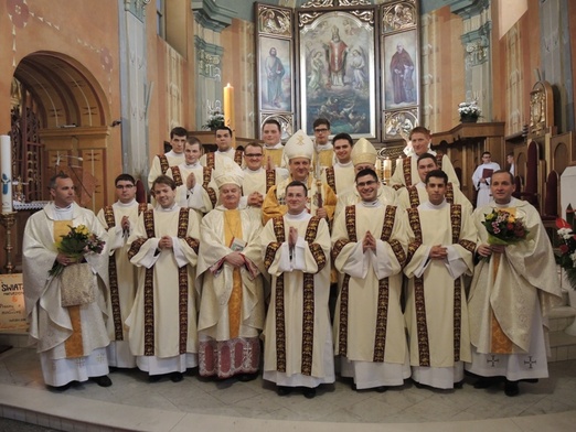 Nowi diakoni z biskupami i przełożonymi z seminarium