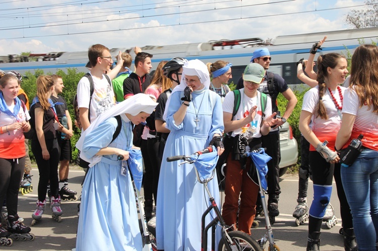 Pielgrzymka na rolkach i hulajnogach do Tychów - cz. I