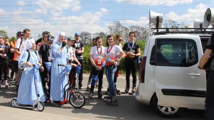 Pielgrzymka na rolkach i hulajnogach do Tychów - cz. I