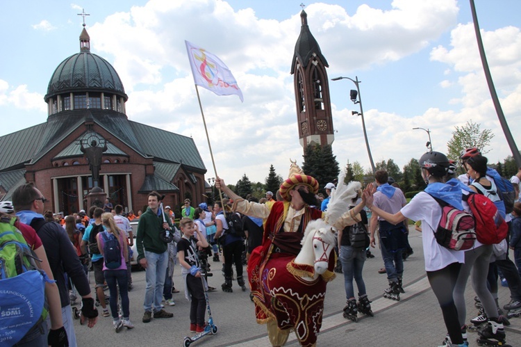 Pielgrzymka na rolkach i hulajnogach do Tychów - cz. II