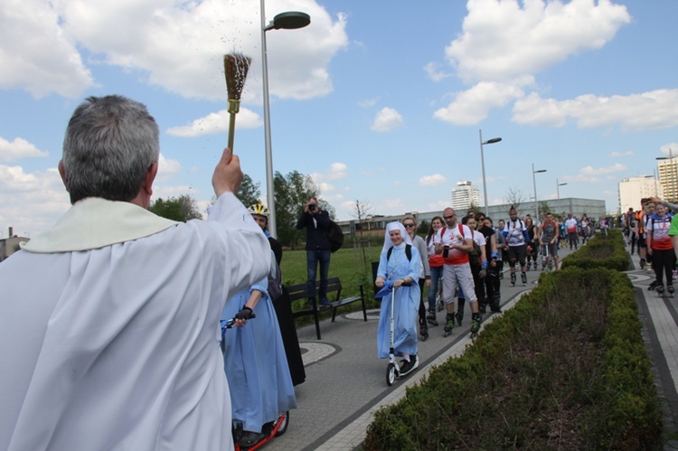 Pielgrzymka na rolkach i hulajnogach do Tychów - cz. II