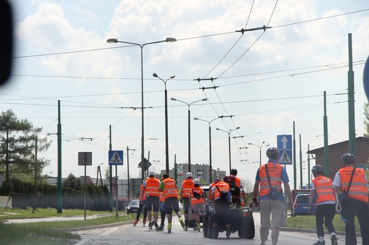 Pielgrzymka na rolkach i hulajnogach do Tychów - cz. II