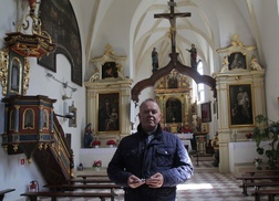 Ks. Adam Lemieszek, proboszcz parafii, zachęca do odwiedzenia piotrawińskiego muzeum