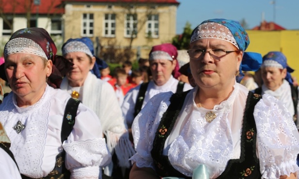 Nie zabrakło parafianek w tradycyjnych strojach...