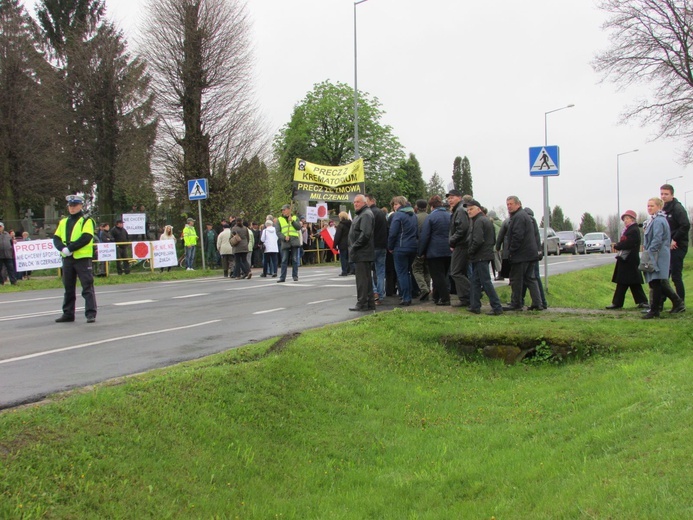 Protest mieszkańców Czerniejowa przeciwko powstającej spopielarni zwłok