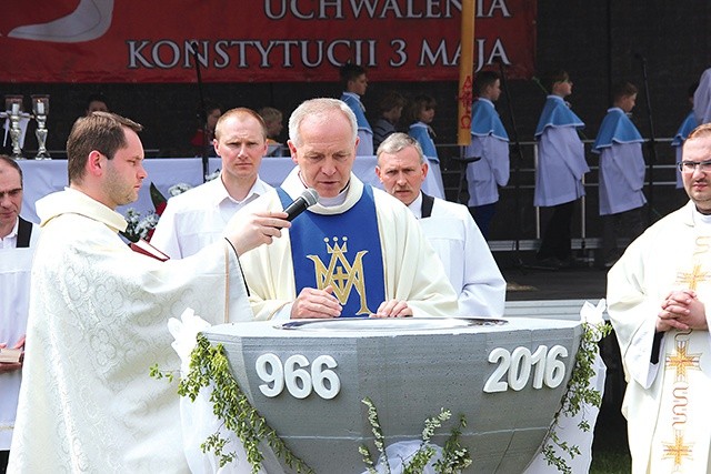 W Rawie majowe uroczystości połączono z 1050. rocznicą chrztu Polski. Wierni przy jubileuszowej chrzcielnicy odnowili przyrzeczenia chrzcielne.