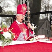 Bp Andrzej F. Dziuba głosi homilię.