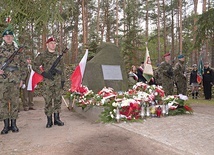	Honorową wartę w miejscu śmierci bohatera zaciągnęła Kompania 25. Batalionu Kawalerii Powietrznej z Tomaszowa Mazowieckiego.