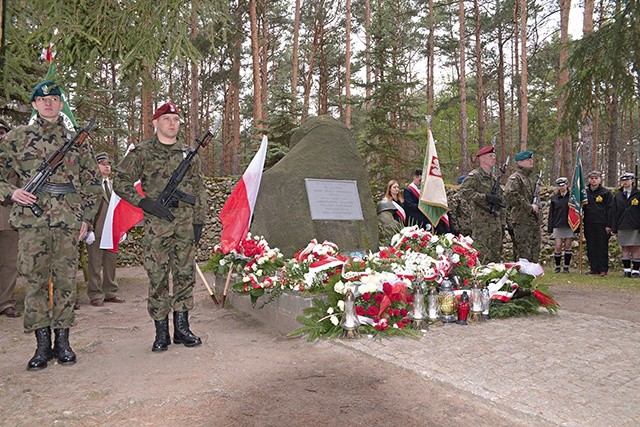 	Honorową wartę w miejscu śmierci bohatera zaciągnęła Kompania 25. Batalionu Kawalerii Powietrznej z Tomaszowa Mazowieckiego.