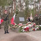 	Honorową wartę w miejscu śmierci bohatera zaciągnęła Kompania 25. Batalionu Kawalerii Powietrznej z Tomaszowa Mazowieckiego.