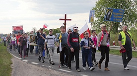 W trzeźwościowej pielgrzymce z Żabnicy do Rokitna szło około 100 osób.