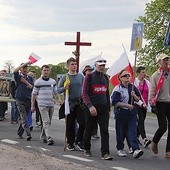 W trzeźwościowej pielgrzymce z Żabnicy do Rokitna szło około 100 osób.