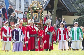 Mężczyźni ubrani w kontusze i szlacheckie czapki niosą obraz Matki Bożej, a kobiety w sukniach z epoki kroczą przed wizerunkiem Rokitniańskiej Pani. 