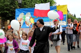 Do udziału w kutnowskim marszu szykują się dzieci ze szkoły i przedszkola prowadzonych przez ss. pasjonistki