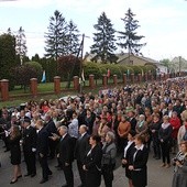 ▲	Tłumy wiernych podążają za obrazem Czarnej Madonny w Radominie.