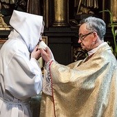 Ks. Piotr Lepszy, proboszcz parafii Wniebowzięcia NMP, zakłada szaty liturgiczne nowo wyświęconemu br. Makaremu