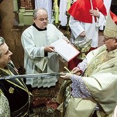 Bp Jan Kopiec, posługując się mieczem, mianował rycerzy świętych Piotra i Pawła. 