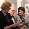 Nazwisko „Bibliotekarza Roku” odczytała Anna Skubisz-Szymanowska (z lewej). Obok stoją Mariola Turek i Czesław Kruk 