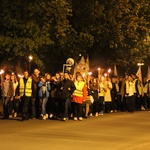 Procesja z symbolami ŚDM ulicami Mielca