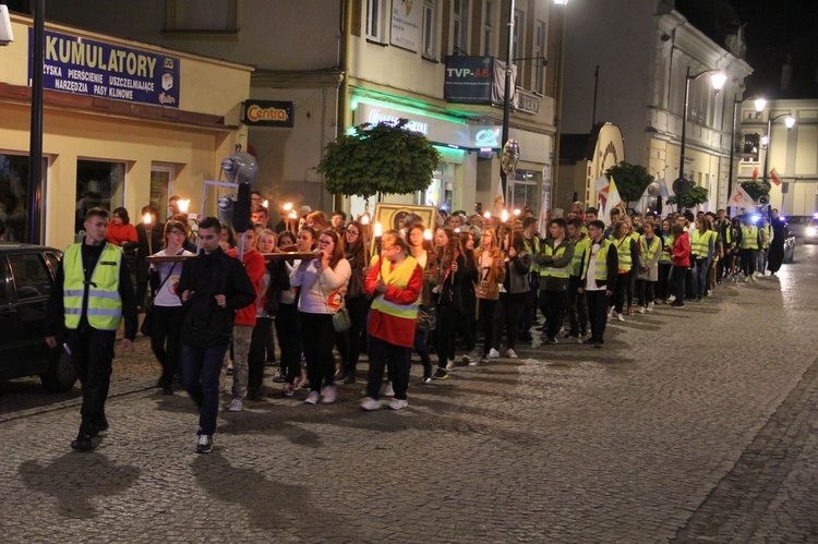 Procesja z symbolami ŚDM ulicami Mielca