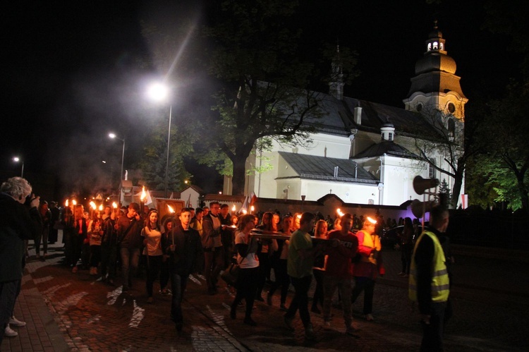 Procesja z symbolami ŚDM ulicami Mielca