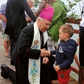 Abp Tadeusz Gocłowski wita się z uczestnikiem pielgrzymki  z Nadola do Żarnowca,         lipiec 2015 r.