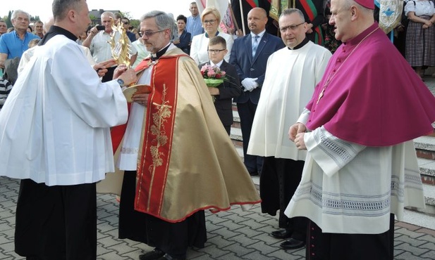 Ks. proboszcz Władysław Piekarski jako pierwszy uczcil relikwie Apostołów Miłosierdzia w Zabłociu