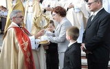 Ks. proboszcz przekazał rodzinom parafii relikiwe św. Faustyny i św. Jana Pawła II