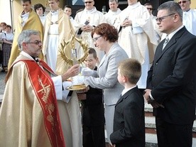 Ks. proboszcz przekazał rodzinom parafii relikiwe św. Faustyny i św. Jana Pawła II