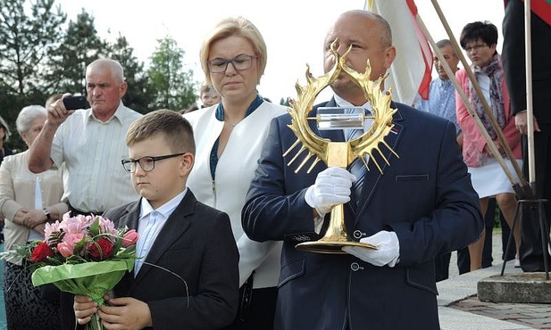 Synowie z dumą towarzyszyli rodzicom wnoszącym relikwie do kościoła