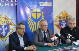 Z dziennikarzami podczas konferencji prasowej spotkali się: Marek Podlewski, Andrzej Anasiak i ks. Wiesław Lenartowicz 