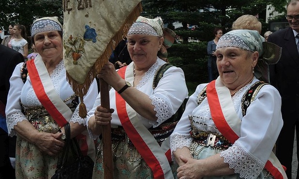 W pełnej gali na uroczystość przyszli reprezentanci wielu wspólnot i instytucji z Chybia