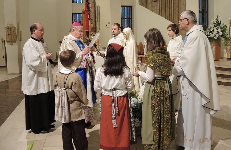 Koronacja figury Matki Bożej Fatimskiej w Kętach