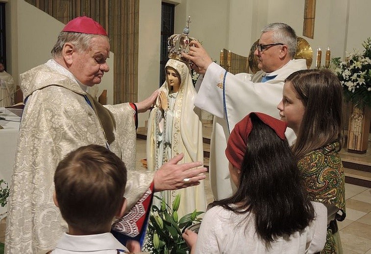 Bp Tadeusz Rakoczy w asyście ks. proboszcza Jerzego Musiałka nakłada koronę figurze Matki Bożej