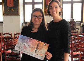 Justyna Kubat (po lewej) z dumą prezentuje nagrodę główną - symboliczny bilet do Rzymu