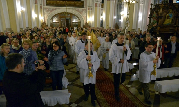 Na wieczór chwały, czuwanie przed Uroczystością Zesłania Ducha Świętego, przybyło do katedry bardzo wiele osób z Radomia i diecezji