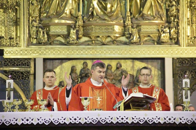 – Dzielmy się radością i rozbijajmy smutek, aby nasza wiara była prawdziwie radosną – mówił bp Zbigniew Zieliński w czasie nocnej liturgii