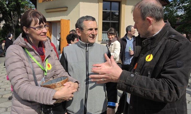 Anna i Bertrand Bischowie - z grona inicjatorów marszu - z ks. dziekanem Stefanem Sputkiem