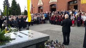 Po Eucharystii wszyscy zgromadzili się przy grobie sługi Bożej 