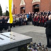 Po Eucharystii wszyscy zgromadzili się przy grobie sługi Bożej 