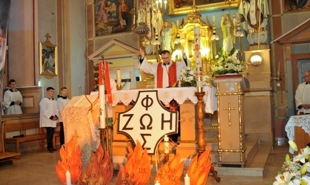 Liturgię darów Ducha Świętego poprowadził ks. Łukasz Białas